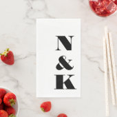 Serviette En Papier Initiales de monogramme moderne gras Mariage Blanc (En situation)
