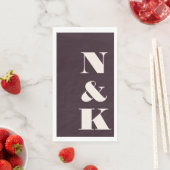 Serviette En Papier Initiales de monogramme modernes gras Mariage prun (En situation)