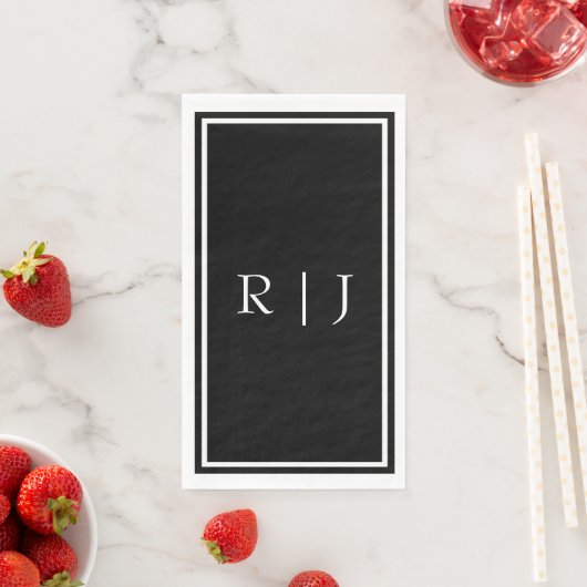 Serviette En Papier Initiales de monogramme noir Mariage simple blanc (En situation)