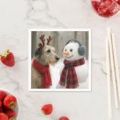 Serviette En Papier Irish Wolfhound Gazing at a Cute Snowman (En situation)