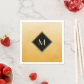 Serviette En Papier Jaune Brossé Élégant Avec Monogramme Or Simple (En situation)