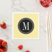 Serviette En Papier Jaune Chevron Zigzag Personnalisé Monogramme (En situation)