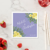 Serviette En Papier Jaune clair et périphérique Rose bleu Mariage flor (En situation)