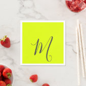 Serviette En Papier jaune fluorescent - monogramme chic (En situation)