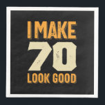 Serviette En Papier Je fais 70 Look Good 70th Birthday Gift<br><div class="desc">Idée cadeau d'anniversaire parfait pour les hommes / les femmes - Je fais 70 Look Good tee. Un cadeau génial pour papa, frère, soeur, mari, petit ami, fils, oncle, neveu, petite amie, maman, mère, adulte, amis. Il est temps de faire la fête et de célébrer l'âge de 70 ans !...</div>