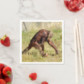 Serviette En Papier Jeune orangoutan marchant sur l'herbe (En situation)