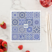 Serviette En Papier Joli carreaux peints en bleu et blanc avec initial (En situation)