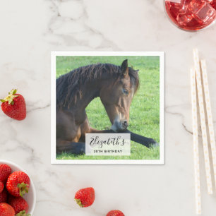 Serviette En Papier Joli Cheval Brown allongé dans l'herbe