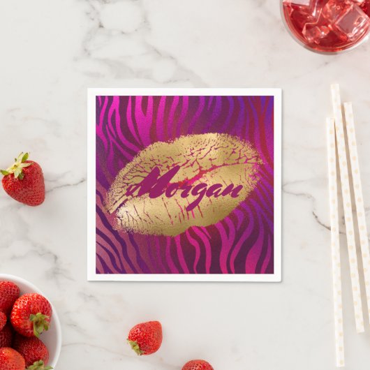 Serviette En Papier Joli Fuchsia Tiger Stripes Gold Lipstick Print (En situation)