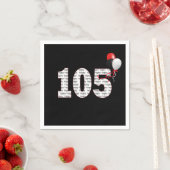 Serviette En Papier Joyeux 105e anniversaire sur les serviettes noires (En situation)