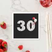 Serviette En Papier Joyeux 30e anniversaire sur les serviettes noires (En situation)