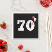 Serviette En Papier Joyeux 70e anniversaire sur les serviettes noires (En situation)