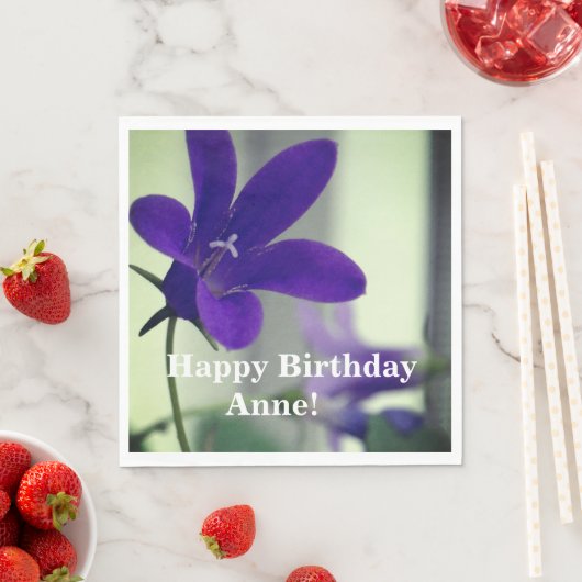 Serviette En Papier Joyeux anniversaire de fleurs violettes (En situation)