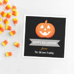 Serviette En Papier Joyeux Citrouille d'Halloween Orange Jack-o'-lante<br><div class="desc">Les serviettes de soirée "Happy Halloween" personnalisées et élégantes sont dotées d'un citrouille jack-o-lantern souriant,  d'un texte personnalisé que vous pouvez personnaliser pour vos vacances / fête avec un nom de famille,  et de couleurs classiques orange,  noir,  gris et blanc.</div>