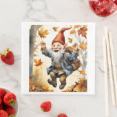 Serviette En Papier Joyeux Jumping Gnome dans les feuilles d'automne (En situation)