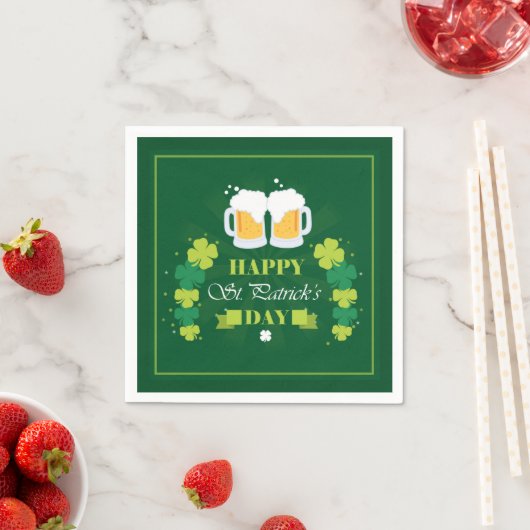 Serviette En Papier Joyeux St. Patricks Day Bière et Clovers (En situation)