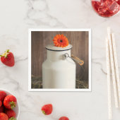 Serviette En Papier Jus de lait blanc rustique avec fleurs orange Phot (En situation)