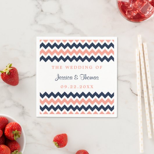 Serviette En Papier La collection Mariage moderne Chevron Rose & Navy (En situation)