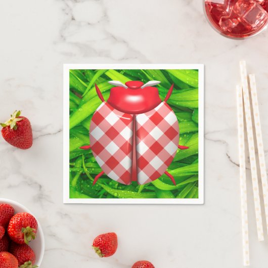 Serviette En Papier Ladybug dans l'herbe verte rouge en vichy vérifier (En situation)