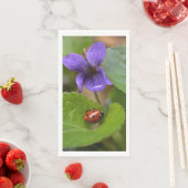 Serviette En Papier Ladybug sur les fleurs de violet doux (En situation)