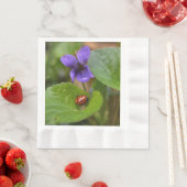 Serviette En Papier Ladybug sur les fleurs de violet doux (En situation)