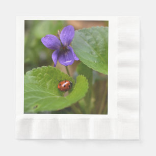 Serviette En Papier Ladybug sur les fleurs de violet doux