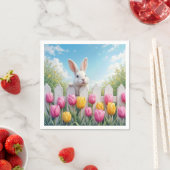 Serviette En Papier Lapin blanc de Pâques dans un jardin de tulipes (En situation)
