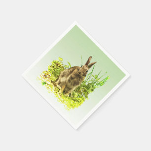 Serviette En Papier Lapin mignon dans la serviette de papier d'herbe