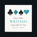 Serviette En Papier Las Vegas Mariage Turquoise et Black Cocktail Napk<br><div class="desc">Parfaites pour votre Las Vegas ou bar à cocktails de la réception à thème casino,  ces serviettes personnalisées présentent un motif classique de costumes de carte en faux bleu parties scintillant et noir turquoise et le nouveau nom de famille marié dans un texte proéminent et chic.</div>