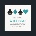 Serviette En Papier Las Vegas Mariage Turquoise et Black Cocktail Napk<br><div class="desc">Parfaites pour votre Las Vegas ou bar à cocktails de la réception à thème casino,  ces serviettes personnalisées présentent un motif classique de costumes de carte en faux bleu parties scintillant et noir turquoise et le nouveau nom de famille marié dans un texte proéminent et chic.</div>