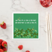 Serviette En Papier Le Proverbe Irlandais Sur Vert Avec Shamrock (En situation)