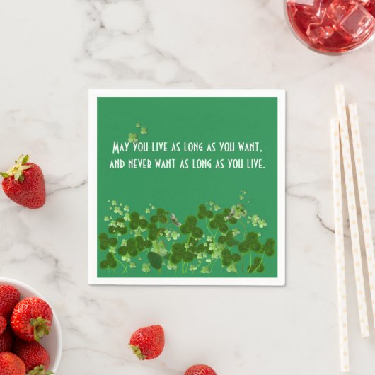 Serviette En Papier Le Proverbe Irlandais Sur Vert Avec Shamrock (En situation)