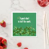 Serviette En Papier Le Proverbe Irlandais Sur Vert Avec Shamrock (En situation)
