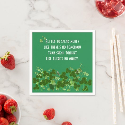 Serviette En Papier Le Proverbe Irlandais Sur Vert Avec Shamrock (En situation)