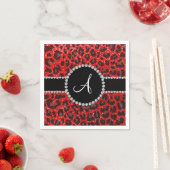 Serviette En Papier Léopard à parties scintillant rouge de monogramme (En situation)