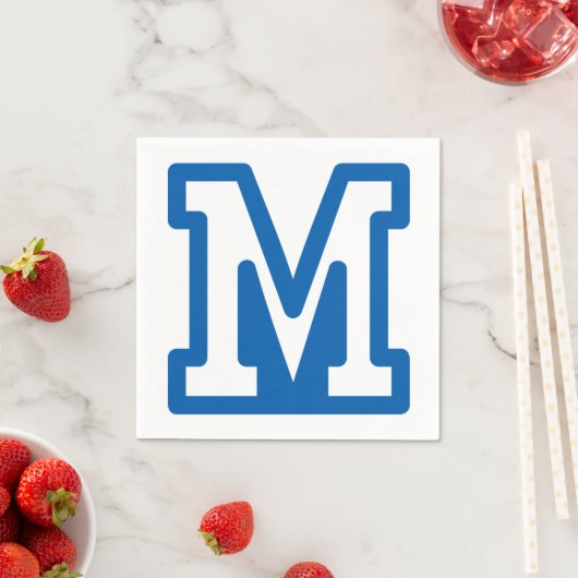 SERVIETTE EN PAPIER LETTRE BLEUE VARIABLE M MONO (En situation)