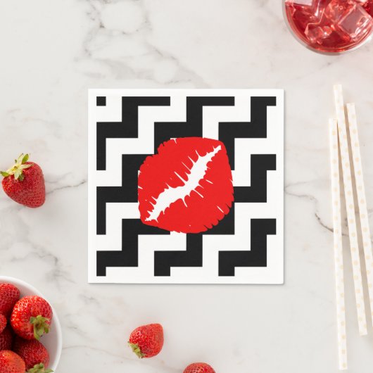 Serviette En Papier Lèvres rouges sur Zigzag noir et blanc (En situation)