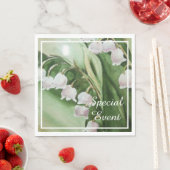 SERVIETTE EN PAPIER LIMITE ROMANTIQUE DE LA FLEURS DE LA VALLÉE (En situation)