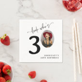 Serviette En Papier Look Who's 30! Modern Photo 30th Birthday (En situation)