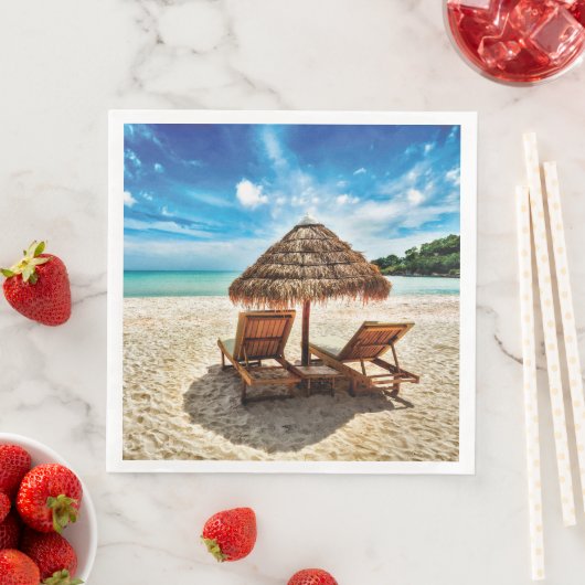 Serviette En Papier Lounge on beach throw pillow (En situation)