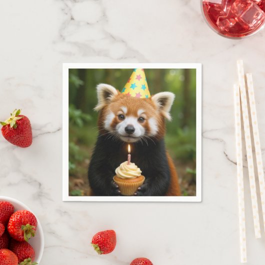 Serviette En Papier L'ours rouge Panda tient un gâteau d'anniversaire (En situation)