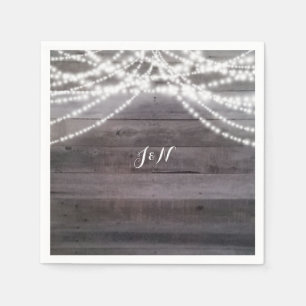 Serviette En Papier Lumières de chaîne blanches et mariage en bois rus