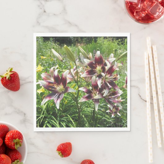 Serviette En Papier Lys Asiatiques De Crème Bourgogne, Lys Jaunes (En situation)