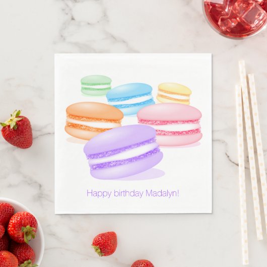 Serviette En Papier macarons arc-en-ciel pastel joyeux anniversaire (En situation)