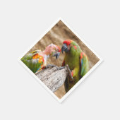 Serviette En Papier Macaws à face rouge perchés sur le tronc d'arbre (Coin)