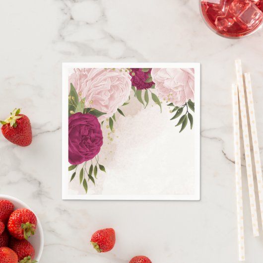 Serviette En Papier magenta fleurs roses verdure mariage (En situation)