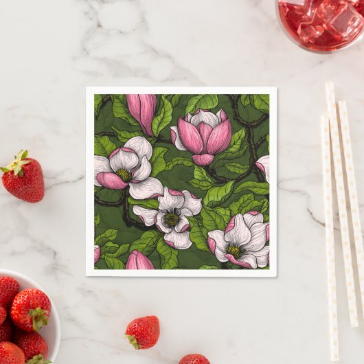 Serviette En Papier Magnolia en floraison sur vert foncé (En situation)
