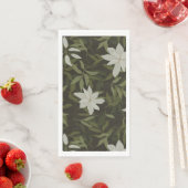 Serviette En Papier Magnolia et feuilles verts sur noir (En situation)