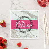 Serviette En Papier Marbre blanc et fuchsia rose ajouter nom (En situation)