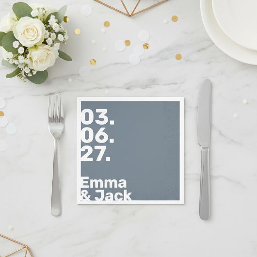 Serviette En Papier Mariage à date verticale bleu ardoise moderne